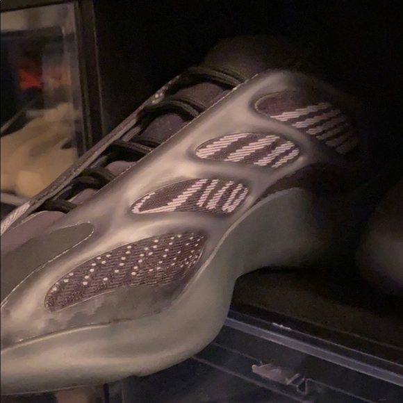 65 pairs of yeezys ( brand new ) - Picture 5 of 16